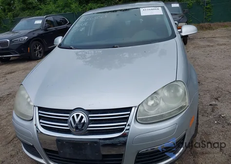 2009 Volkswagen Jetta Wolfsburg Edition z USA, uszkodzony, nr VIN 3VWRJ71K29M032727